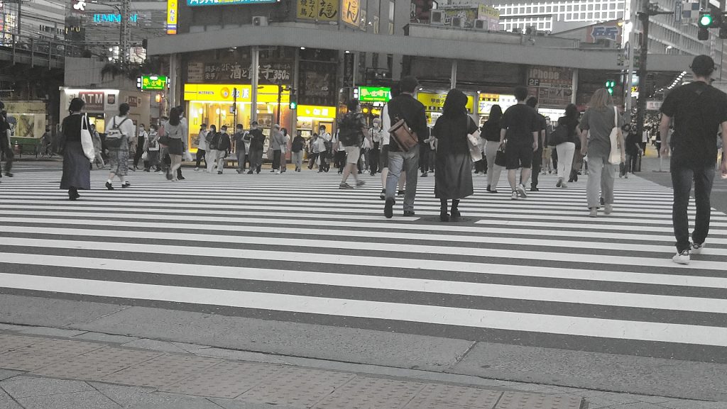 同じ方向へ行く人が多い写真