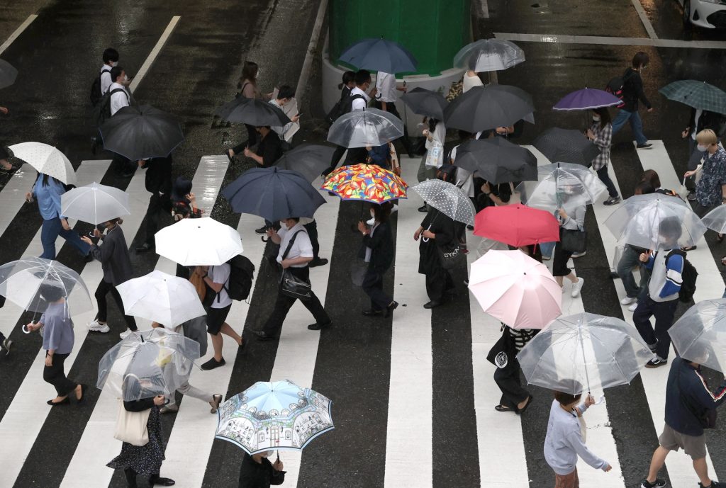 雨の日の交差点の人込み