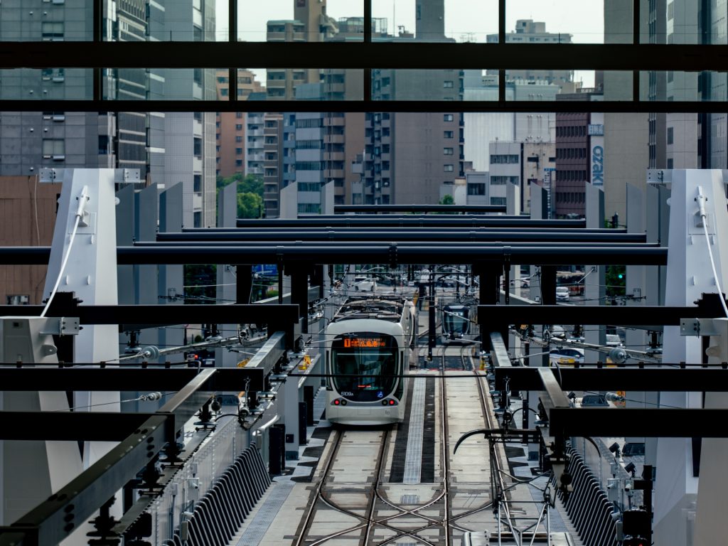 広島駅の路面電車が入るところの写真