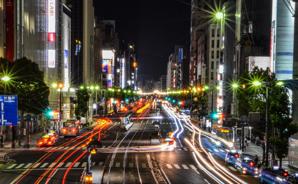 広島市内の繁華街の夜の写真