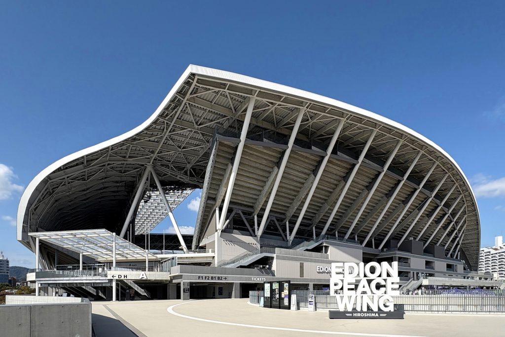 エディオンピースウイング広島正面入り口からの写真